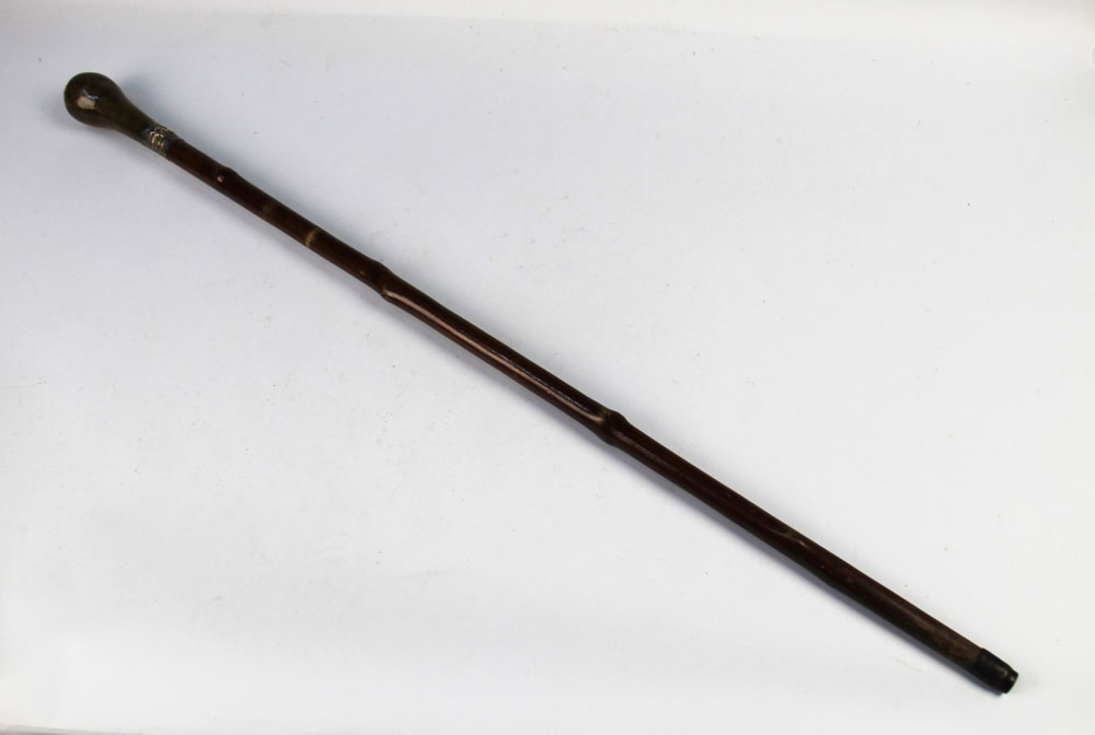 A walking stick with wooden handle and shaft, - Image 2 of 5