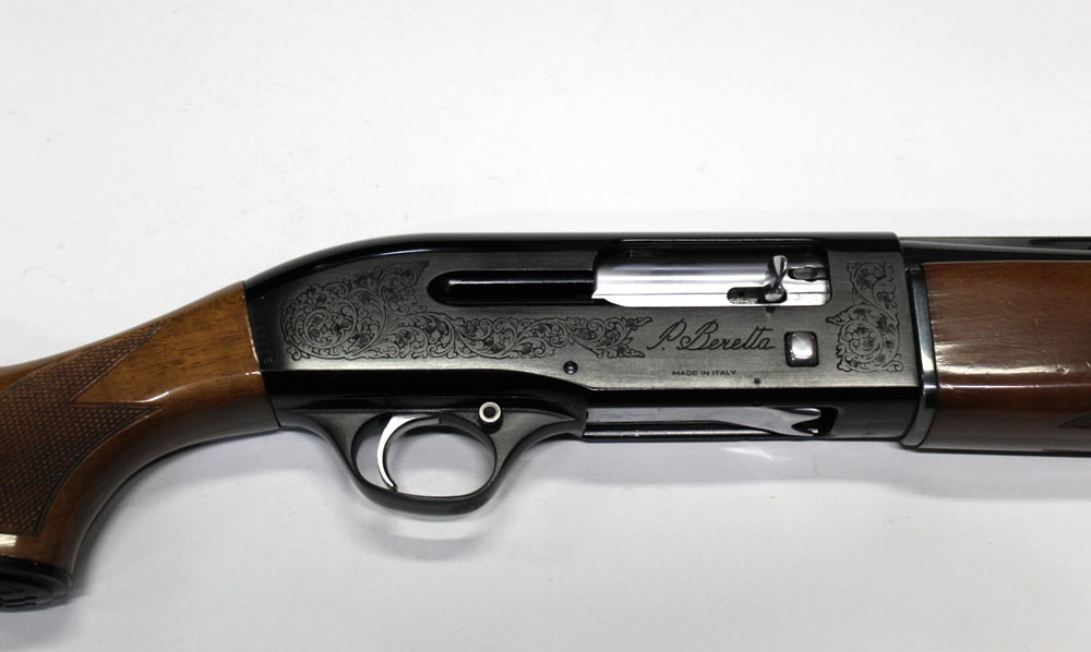 A Beretta A 301 12 bore semi automatic shotgun, with a 26" multi choke barrel, 70 mm chamber, - Image 2 of 4