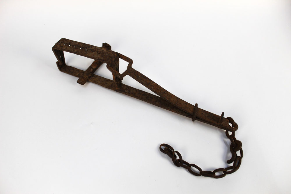 A vintage trap, +/- 45 cm in length excluding chain. - Image 2 of 4