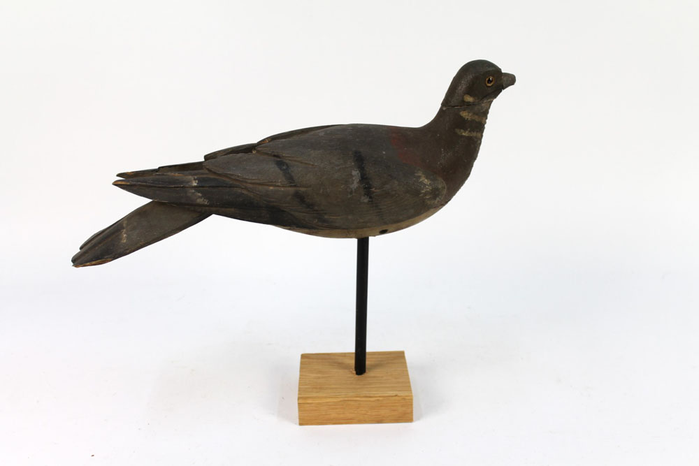 An early 20th century wooden pigeon decoy in the manner of Trulock & Harris, beak to tail +/- 39 cm. - Image 4 of 8