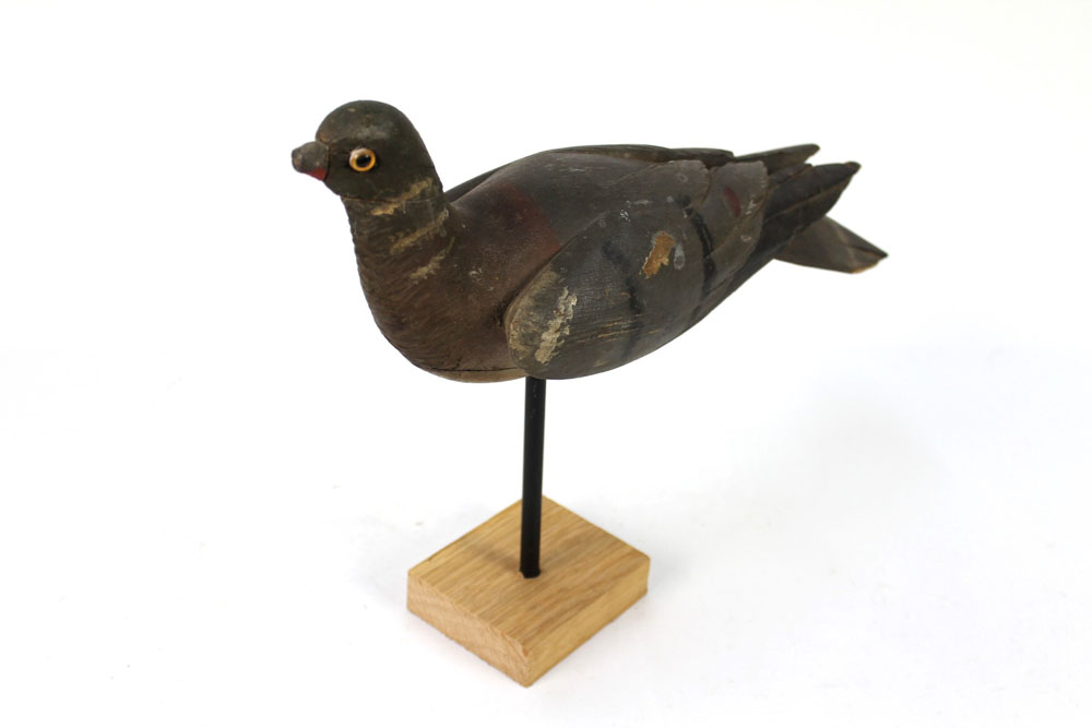 An early 20th century wooden pigeon decoy in the manner of Trulock & Harris, beak to tail +/- 39 cm. - Image 2 of 8