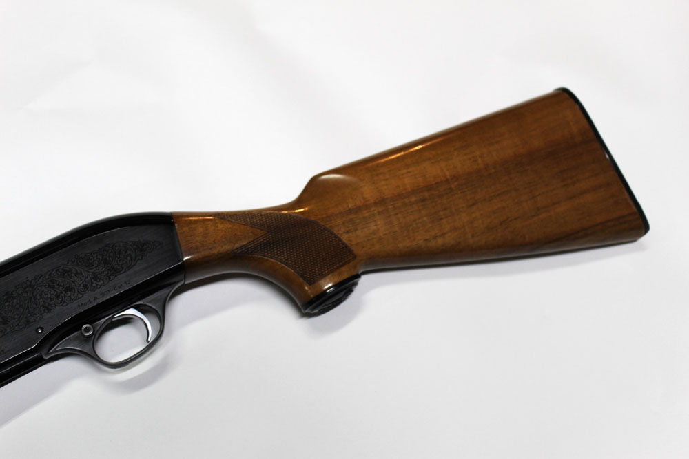 A Beretta A 301 12 bore semi automatic shotgun, with a 26" multi choke barrel, 70 mm chamber, - Image 3 of 4