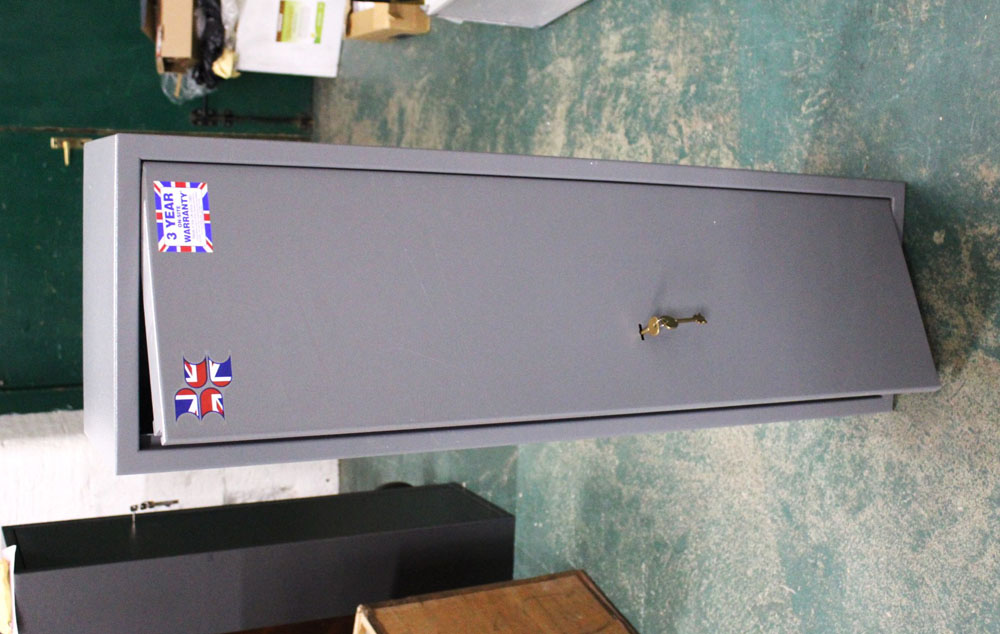 A Bratton sound seven gun cabinet. Height 131 cm, width 40.5 cm, depth 27 cm, with two keys.
