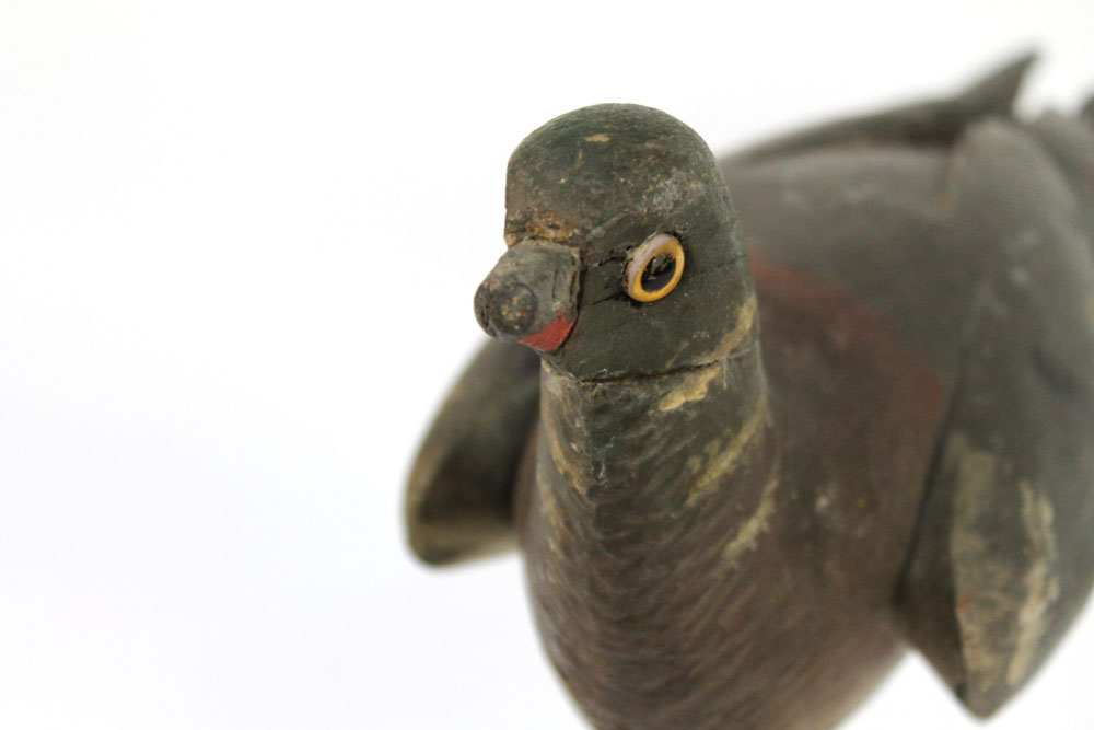 An early 20th century wooden pigeon decoy in the manner of Trulock & Harris, beak to tail +/- 39 cm. - Image 6 of 8