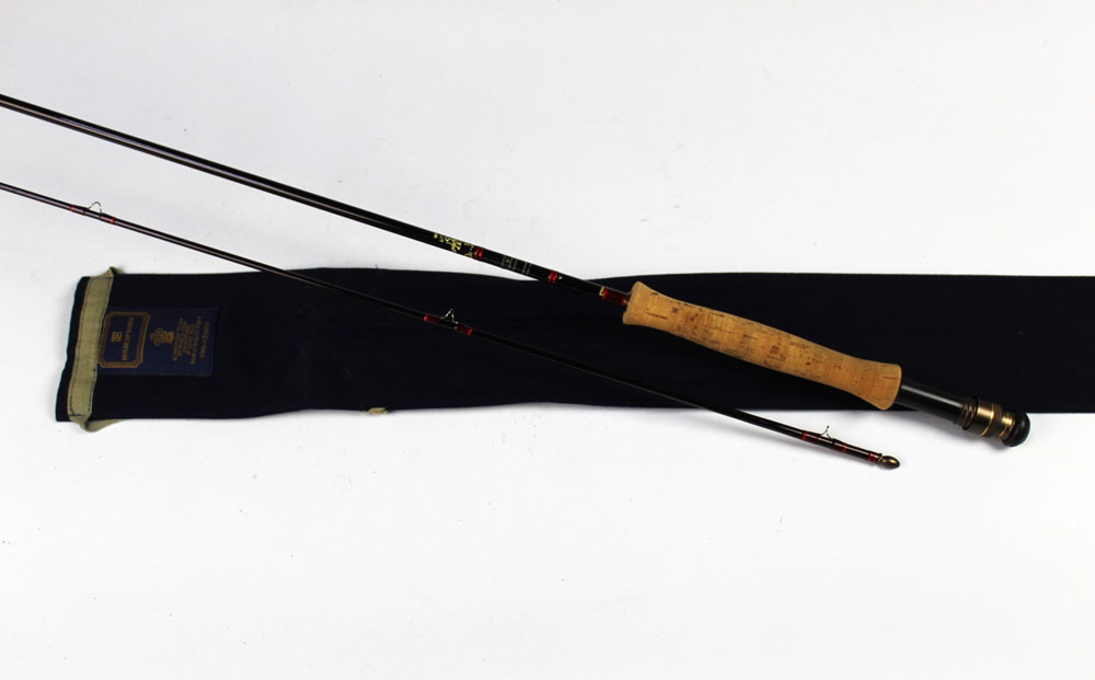 A Hardy Graphite De-Luxe trout fly rod, in two sections, 9' line 6-7.