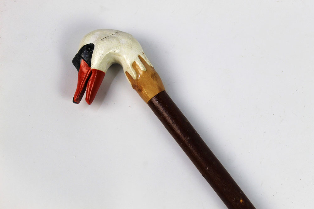 A walking stick with carved wooden handle in the form of a swan, length 124 cm.