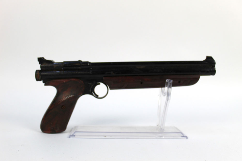 A Crossman Medalist cal 177 pump up air pistol, no visible serial number. - Image 4 of 7