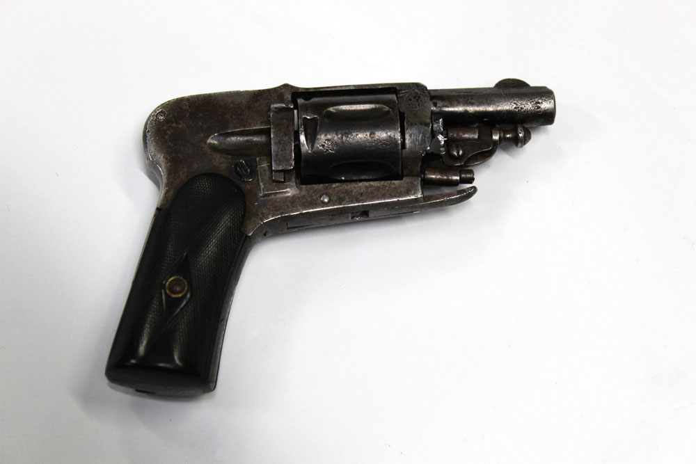 A deactivated Belgian revolver, 5.75 mm with folding trigger, barrel length 1.5", overall length 10. - Image 3 of 3