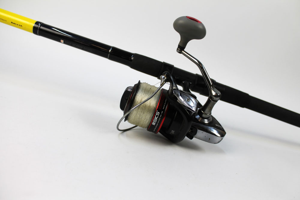 A Daiwa Sandstorm beach caster, in two sections 13', fitted with a Sonik SKS 8000 fixed spool reel. - Bild 3 aus 3