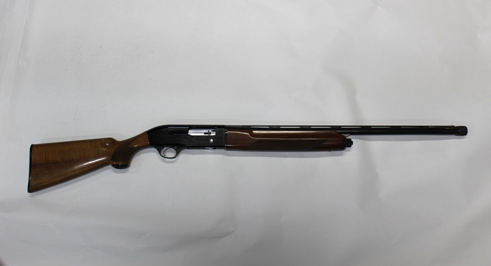 A Beretta A 301 12 bore semi automatic shotgun, with a 26" multi choke barrel, 70 mm chamber,