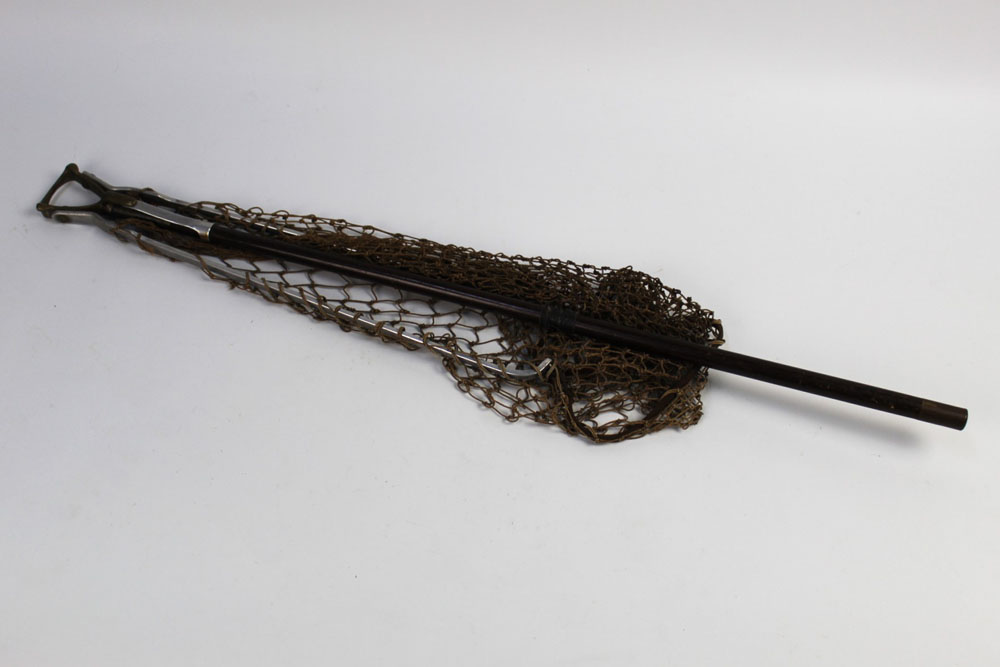 A vintage Hardy landing net, with wooden shaft, head width 47 cm. - Image 2 of 2