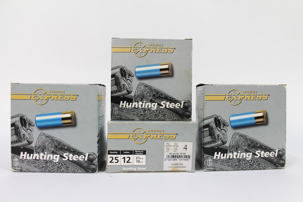 One hundred Lyalvale Express hunting steel 12 shotgun cartridges, 70 mm, 32 gram, shot size 4,