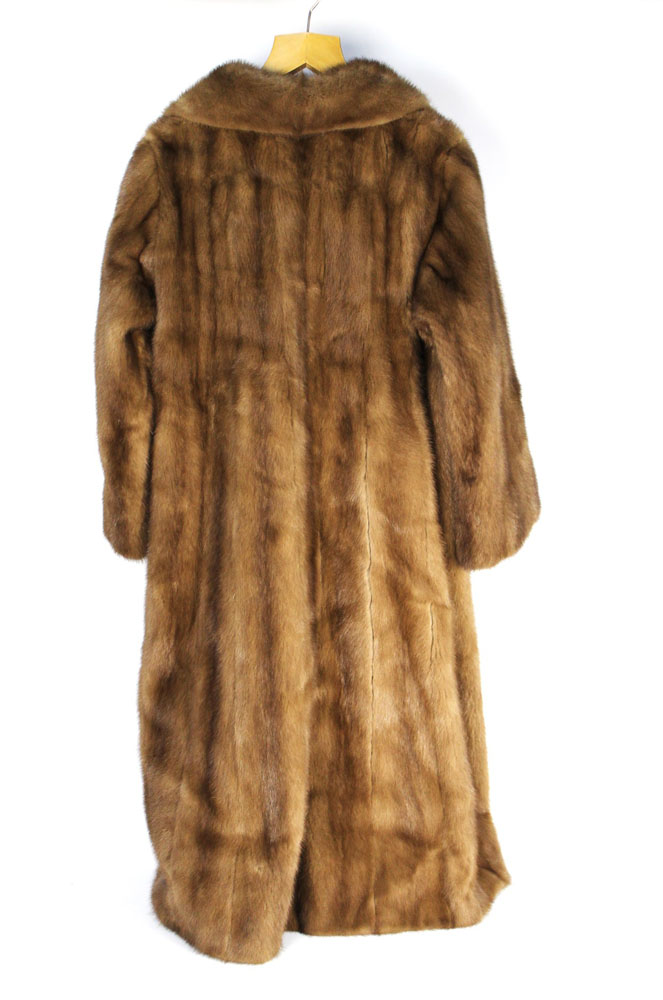 Taxidermy - An International Pelze mink fur coat, length 120 cm, armpit to armpit +/- 50 cm. - Image 2 of 2