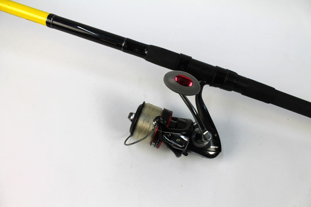 A Daiwa Sandstorm beach caster, in two sections 13', fitted with a Sonik SKS 8000 fixed spool reel. - Bild 2 aus 3