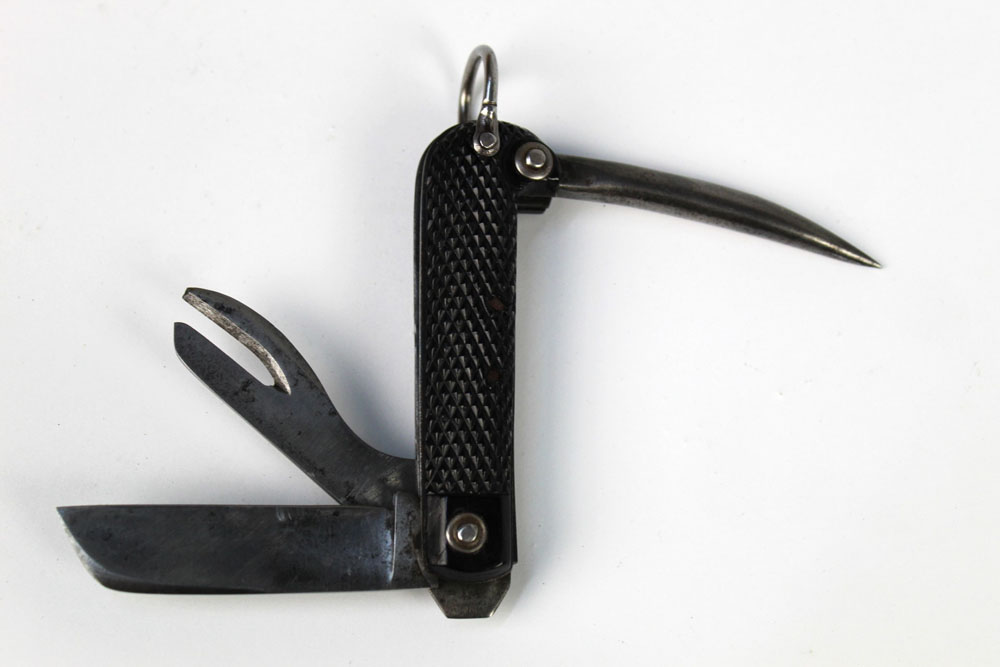 A Ibberson & Co Sheffield World War 2 jack knife, blade stamped with a broad arrow and dated 1944. - Image 2 of 2