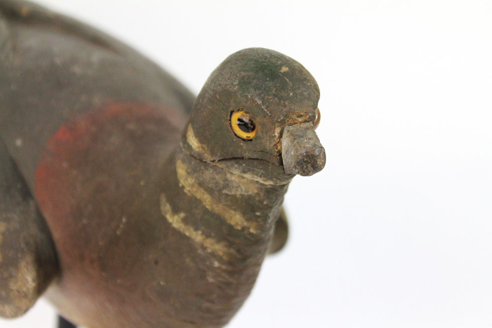 An early 20th century wooden pigeon decoy in the manner of Trulock & Harris, beak to tail +/- 39 cm. - Image 7 of 8