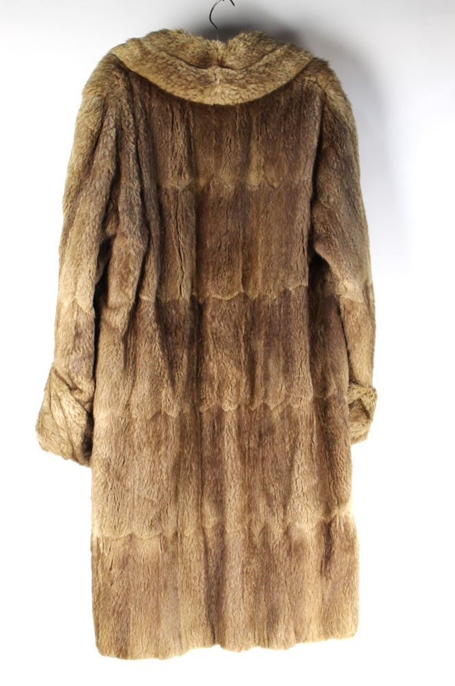 Taxidermy - A vintage Bullough Ltd muskrat fur coat, Length +/- 110 cm, armpit to armpit +/- 50 cm. - Image 2 of 2