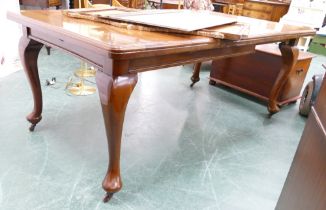 Edwardian Queen Anne style extending dining table with single leaf,