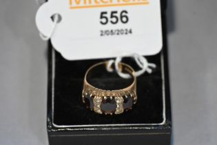 9 ct gold ring, size O, weight 4.