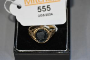 9 ct gold ring, size W, weight 3.