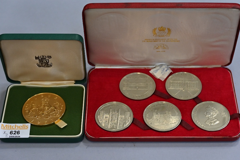 Boxed set of five Tower Mint coins, Hampton Court Palace, Tower of London, Kensington Palace,