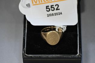 9 ct gold ring, size J, weight 4.