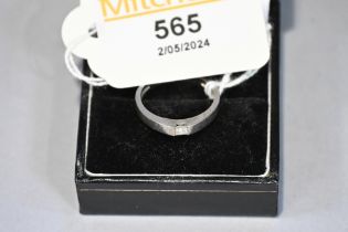 18 ct gold and diamond ring, size M/N, weight 3.