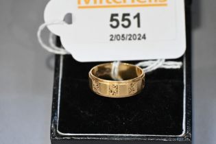 18 ct gold band, size M, weight 4.