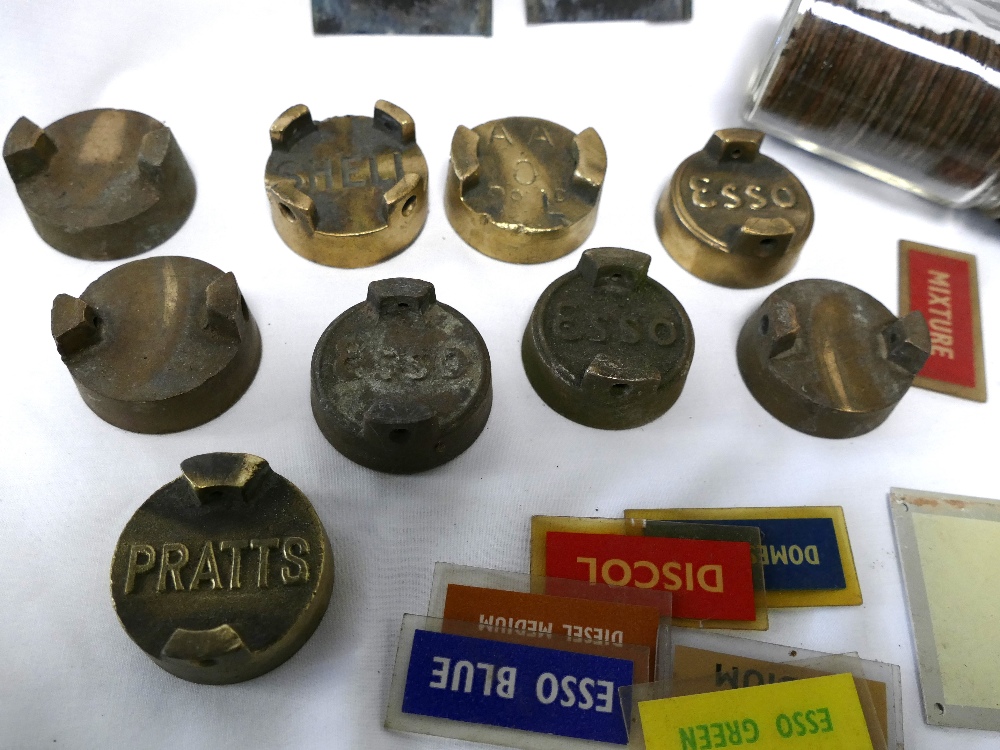 Quantity of brass fuel can caps, AA, She - Bild 2 aus 3