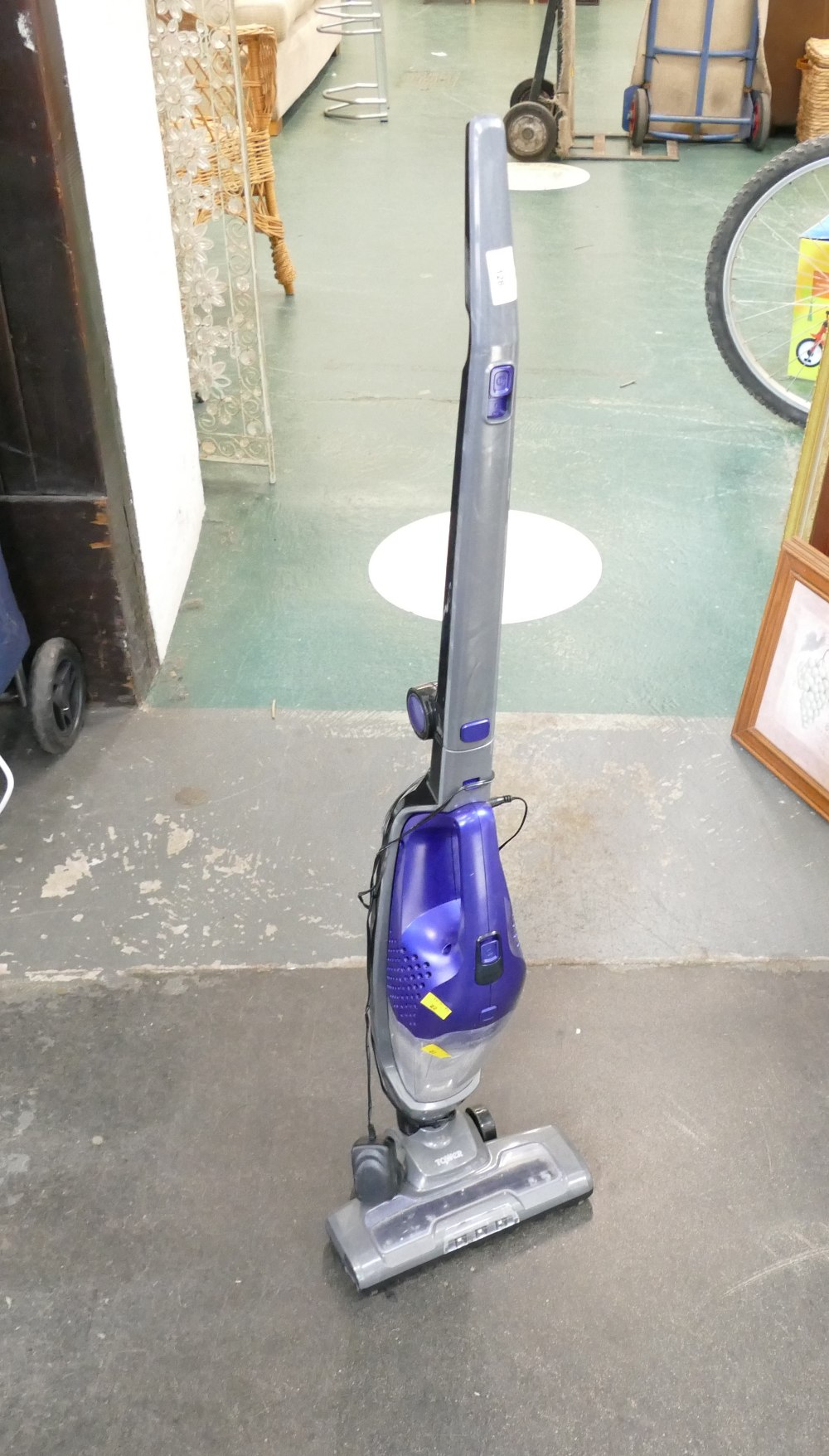 Tower rechargeable upright vacuum cleaner