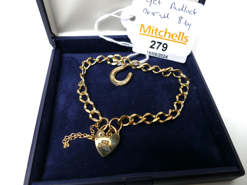 9 ct gold bracelet with padlock and horseshoe charms, overall weight 8.