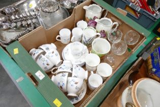 Box of Staffordshire Elizabethan Moorland tea and coffee ware, glassware,