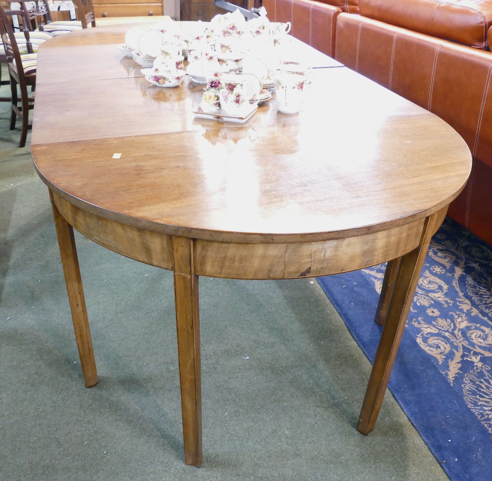 Substantial late 19th/early 20th century dining table with two leaves,