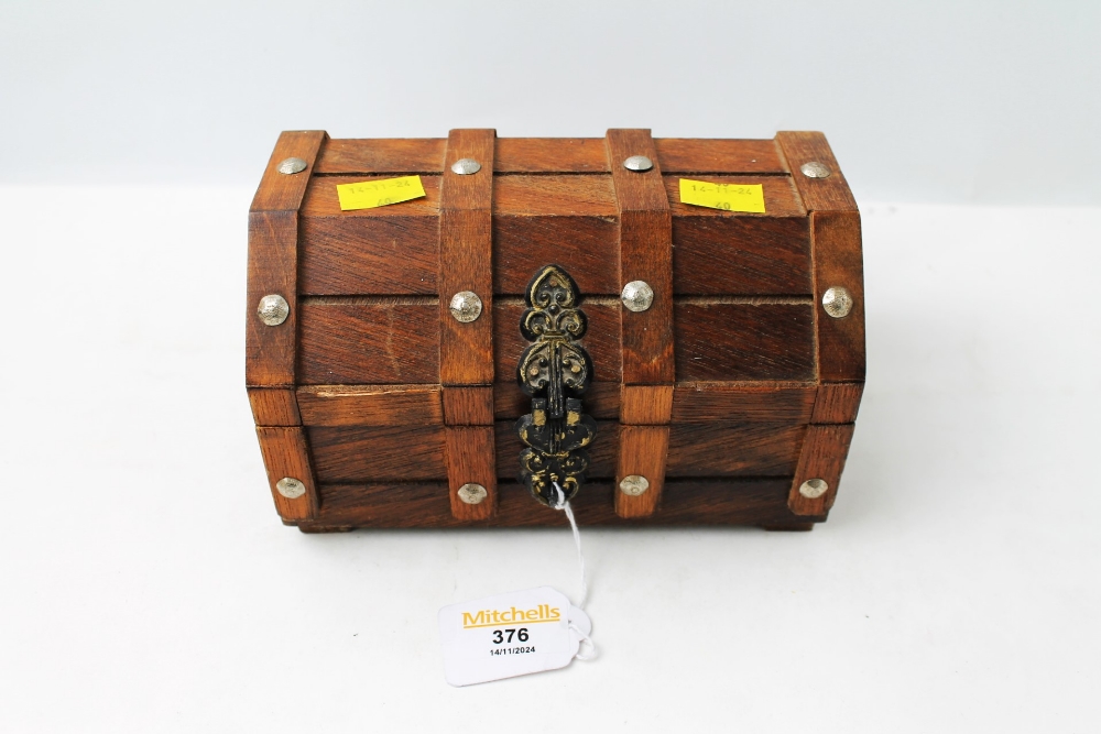 Wooden treasure chest jewellery box, costume jewellery, watches, brooches, bangles, - Image 3 of 3