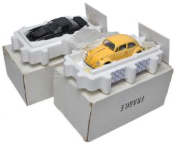 Franklin Mint 1/24 duo comprising 1988 Porsche 911 plus 1967 Volkswagen Beetle. Both look to be