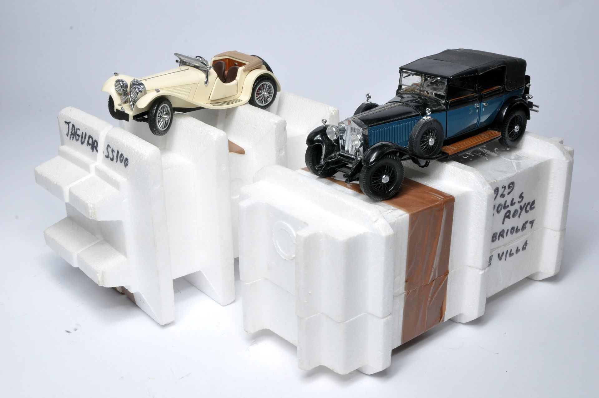 Franklin Mint 1/24 diecast model issues comprising 1929 Rolls Royce Cabriolet De Ville plus Jaguar