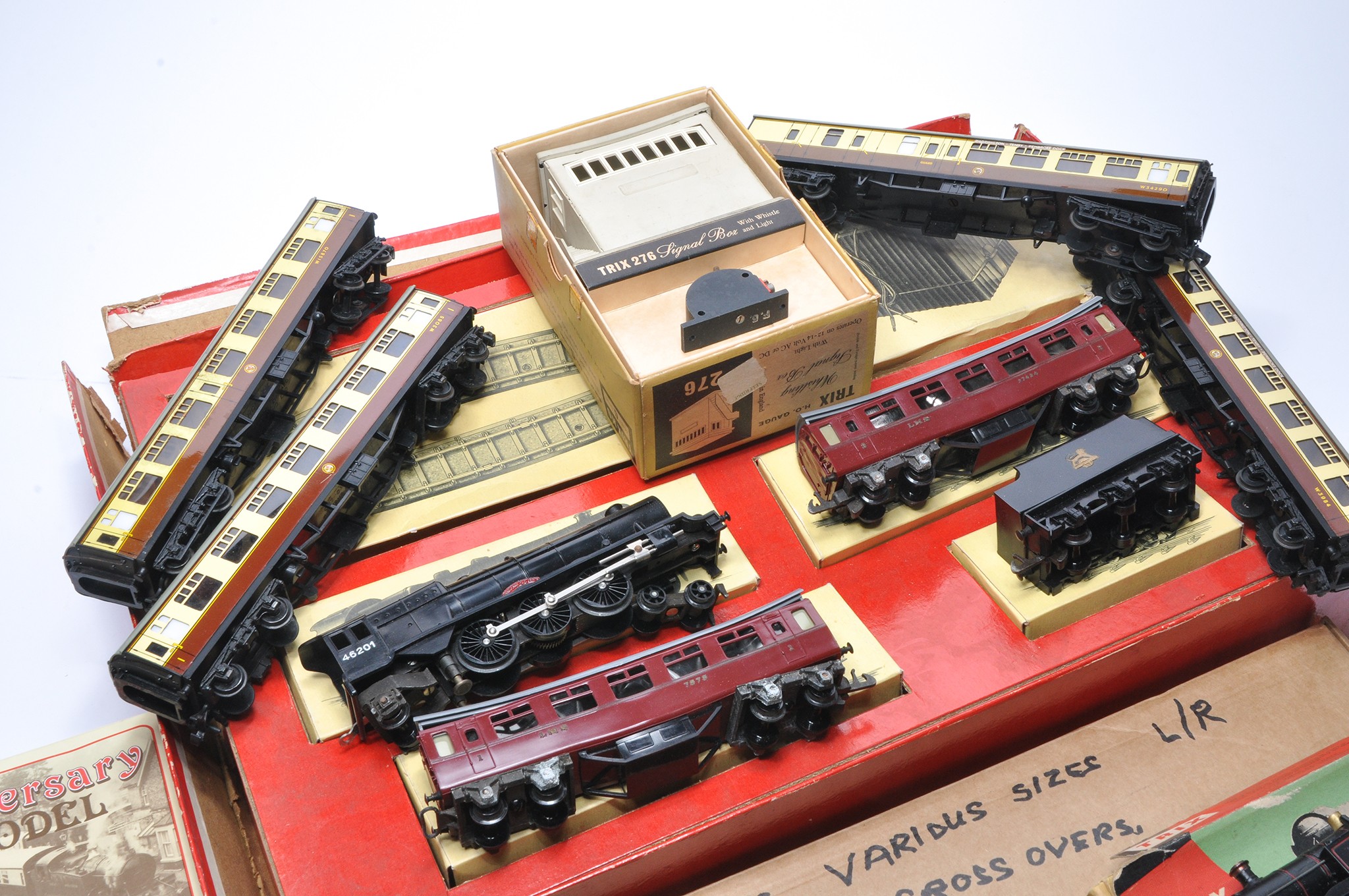 An assorted group of older issue Model Railway including Rovex, Trix and others as shown. Some - Bild 2 aus 4