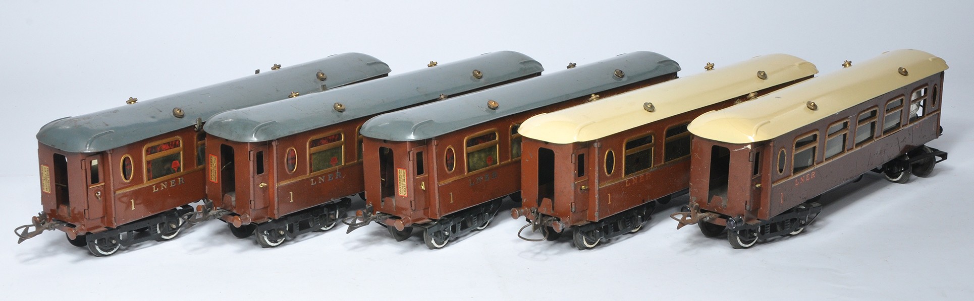 Hornby O Gauge Model Railway comprising five LNER Coaches as shown. Generally display good to very