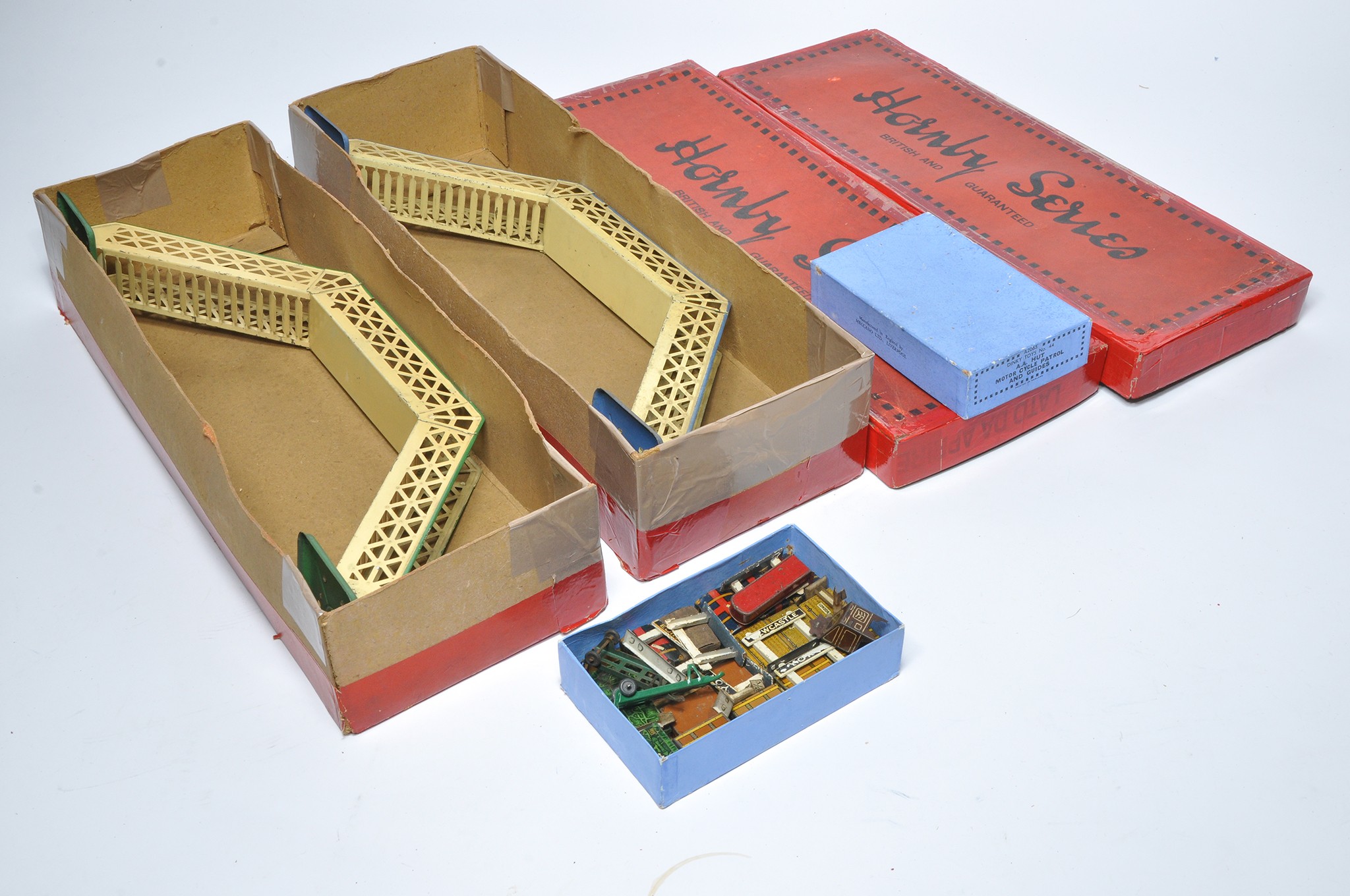 Hornby O Gauge Model Railway comprising duo of footbridges plus loose accessory items contained in
