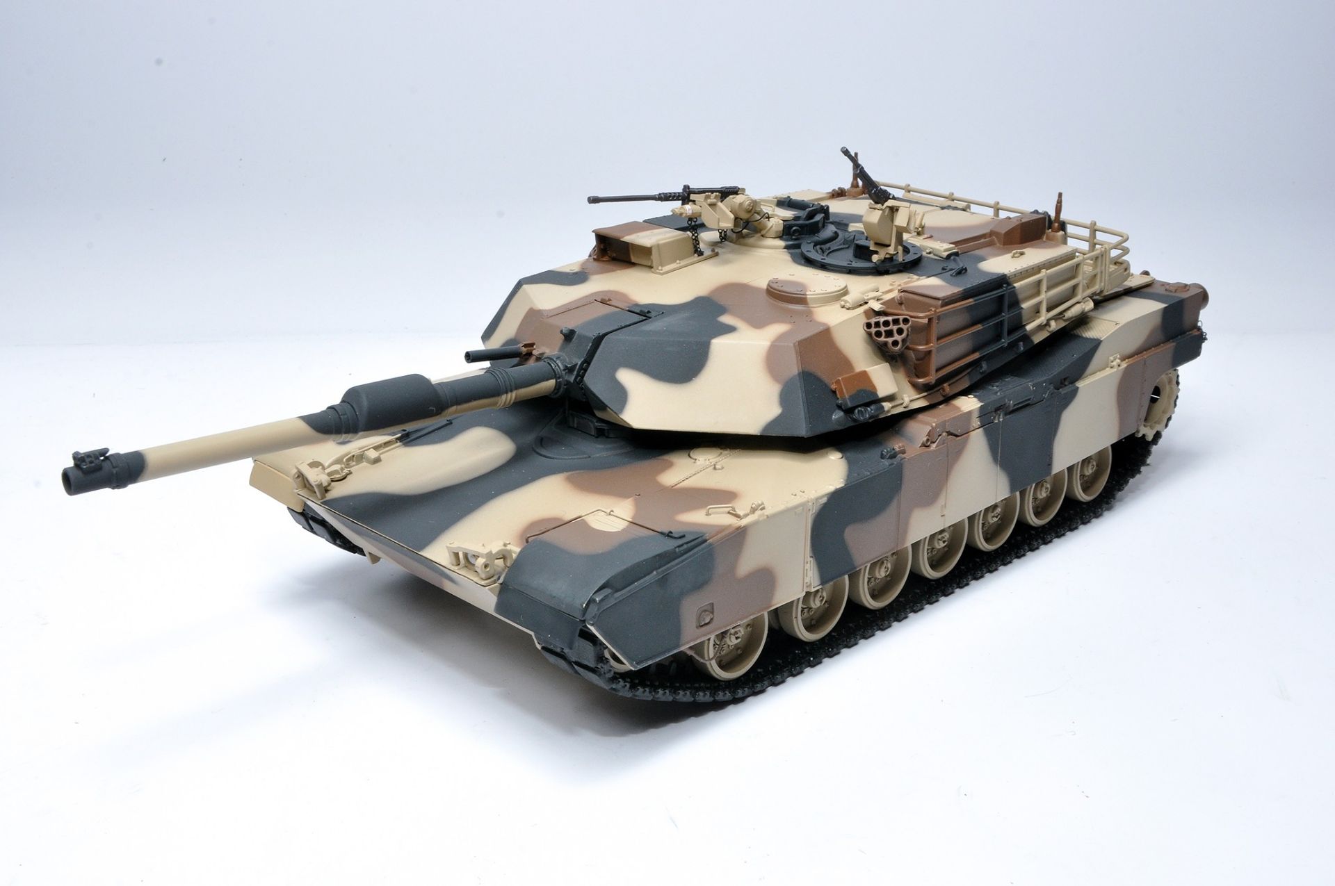 Franklin Mint 1/24 diecast model issue comprising M1A1 Abrams Tank. Looks to be without obvious sign - Image 3 of 4