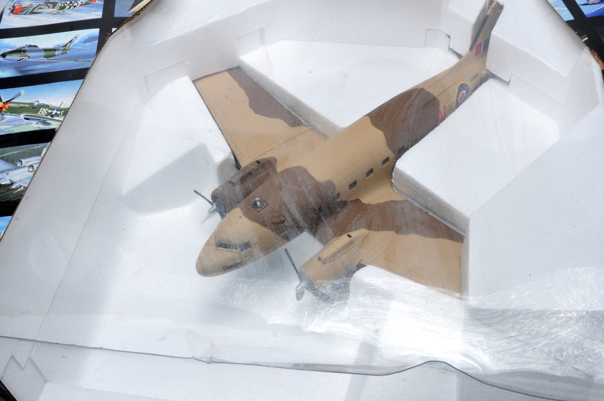 Franklin Mint 1/48 diecast model aircraft issue comprising No. B11C970 Douglas C47 Dakota RAF. Looks - Bild 2 aus 2