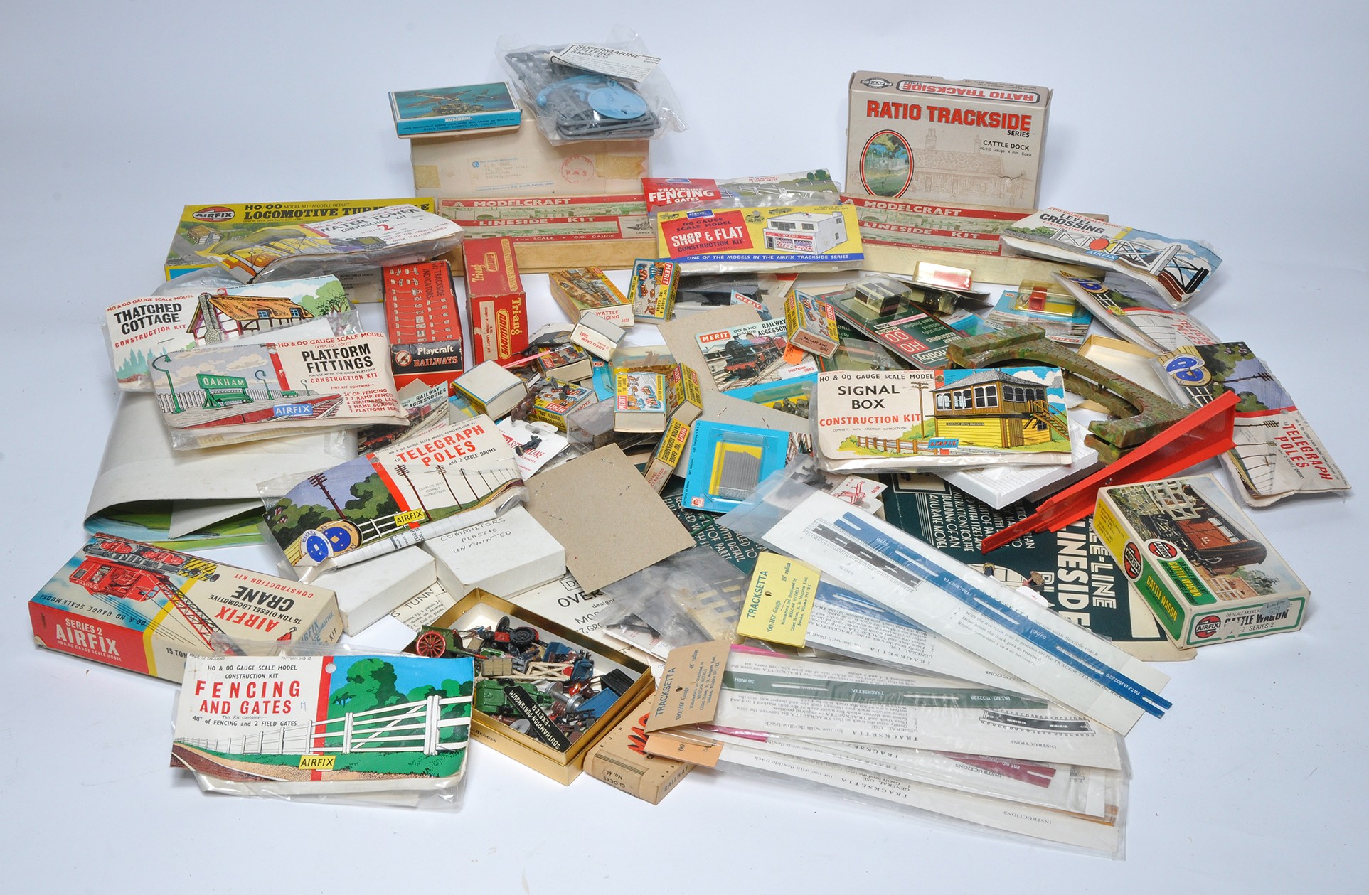 A most impressive selection of Model Railway accessories, to include vintage Airfix bagged kits