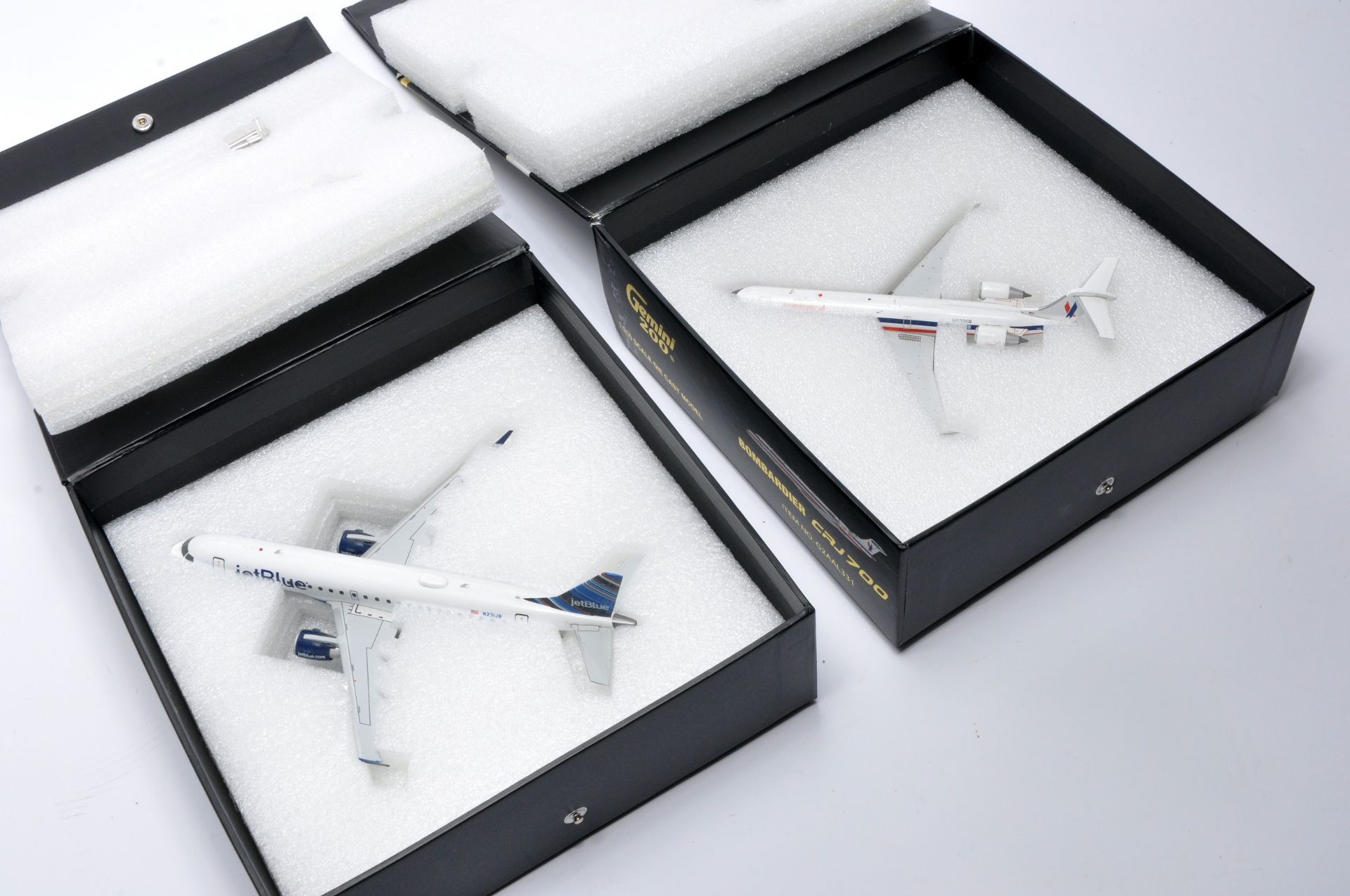 Gemini 1/200 Diecast Model Aircraft Issues comprising No. G2AAL331 Bombardier American Eagle plus - Image 2 of 2