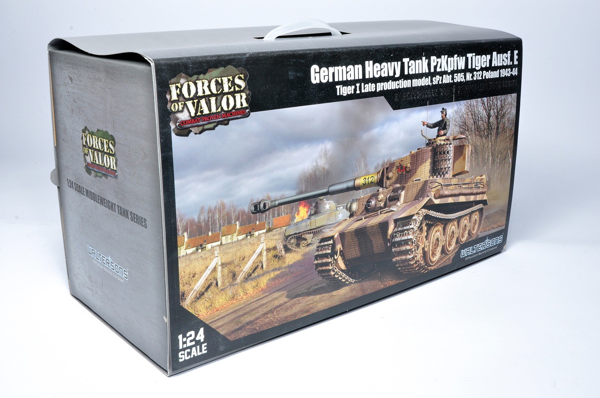 Forces of Valor 1/24 RC military issue comprising German Heavy Tank. Looks to be complete, no