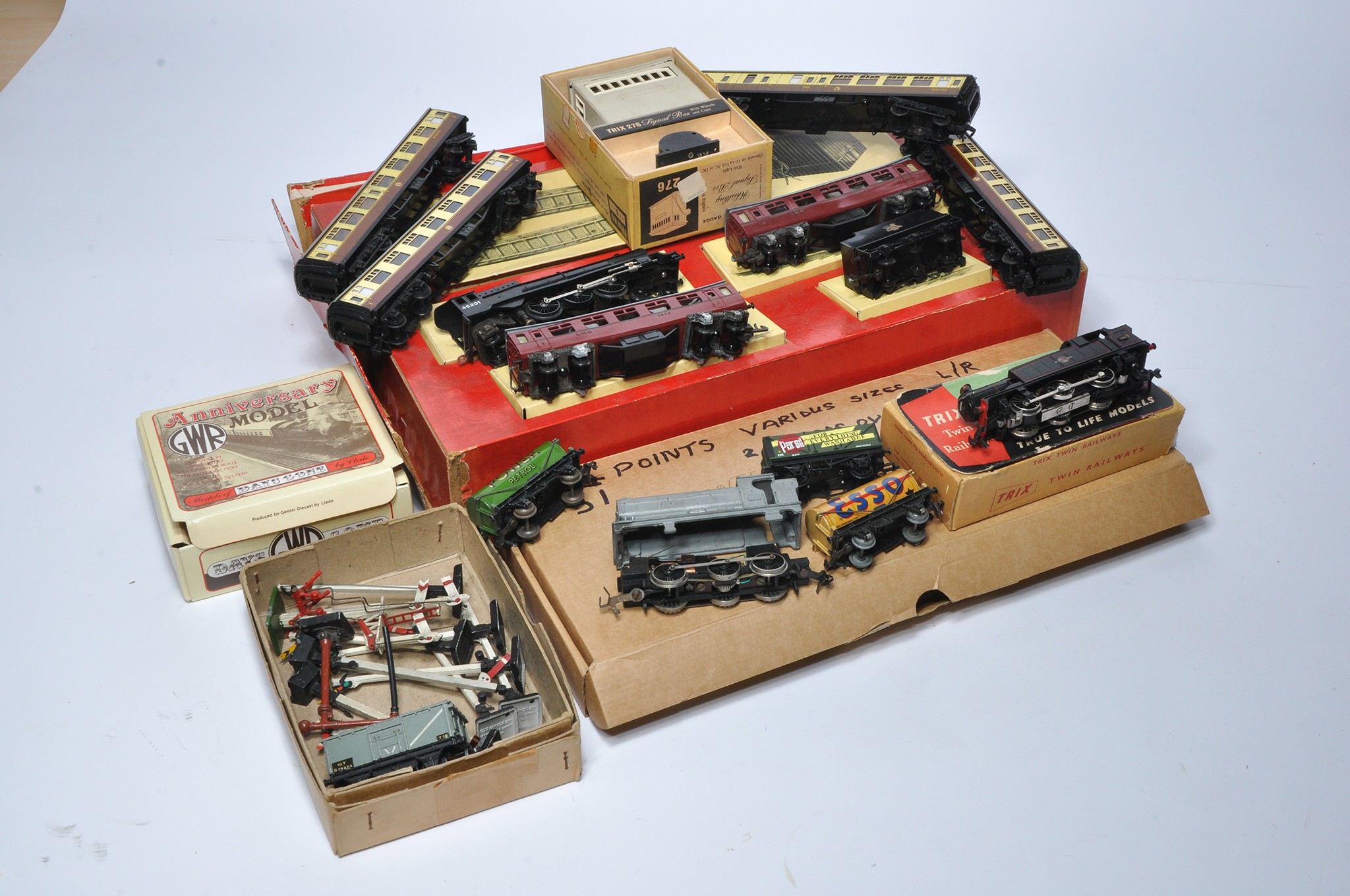 An assorted group of older issue Model Railway including Rovex, Trix and others as shown. Some - Bild 4 aus 4