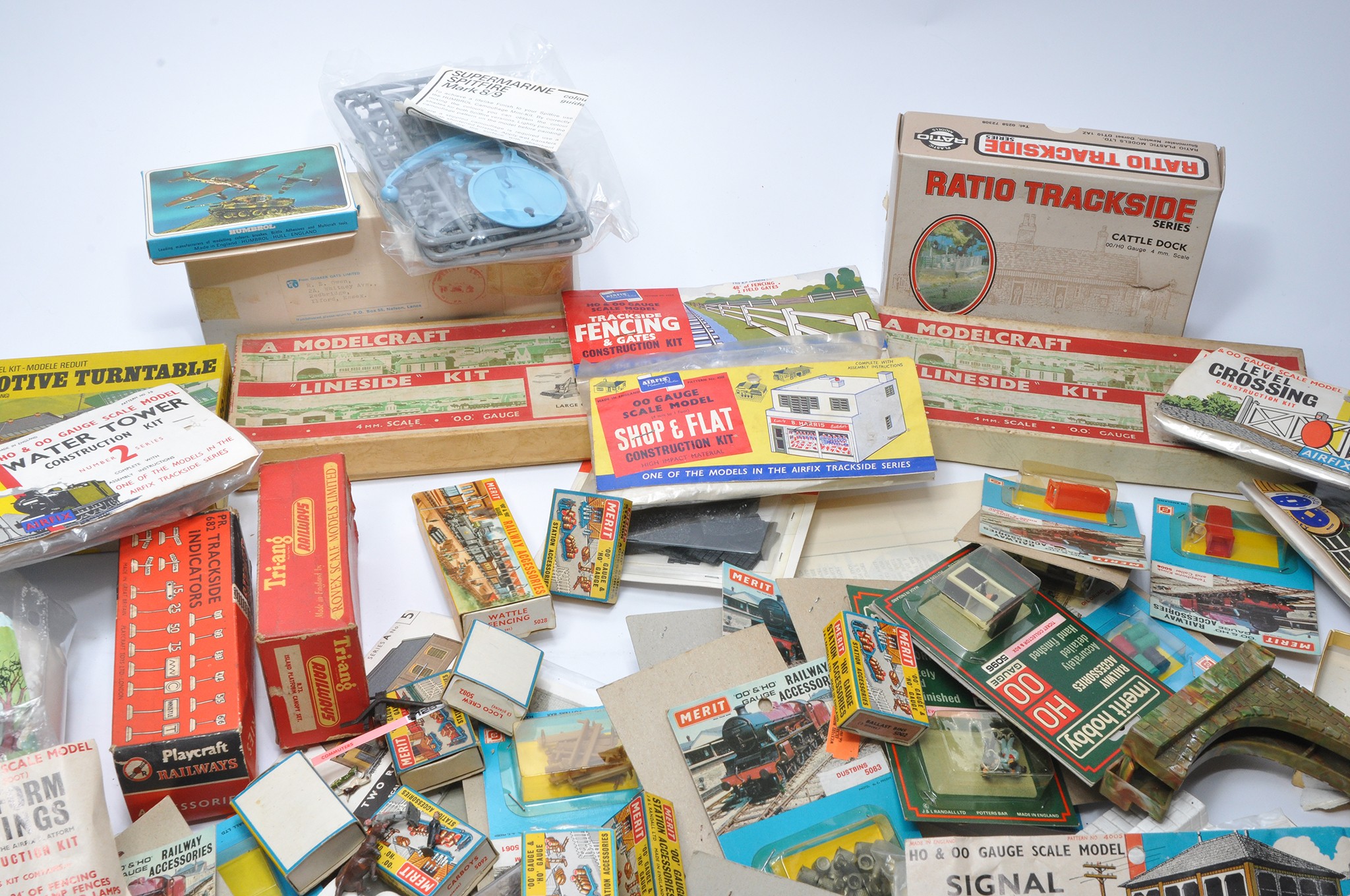 A most impressive selection of Model Railway accessories, to include vintage Airfix bagged kits - Bild 4 aus 6