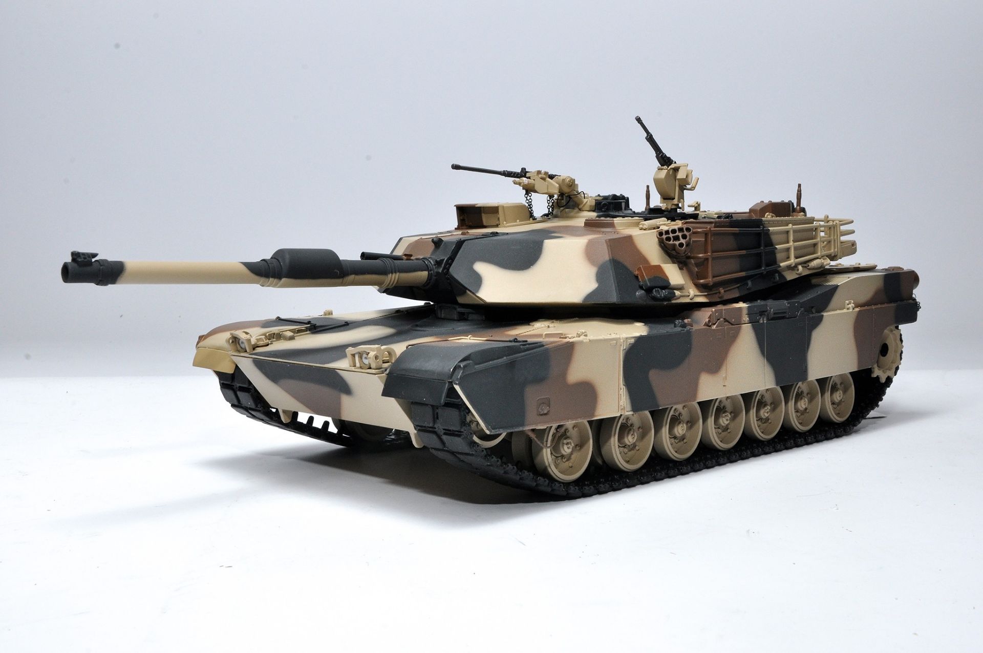 Franklin Mint 1/24 diecast model issue comprising M1A1 Abrams Tank. Looks to be without obvious sign - Image 2 of 4