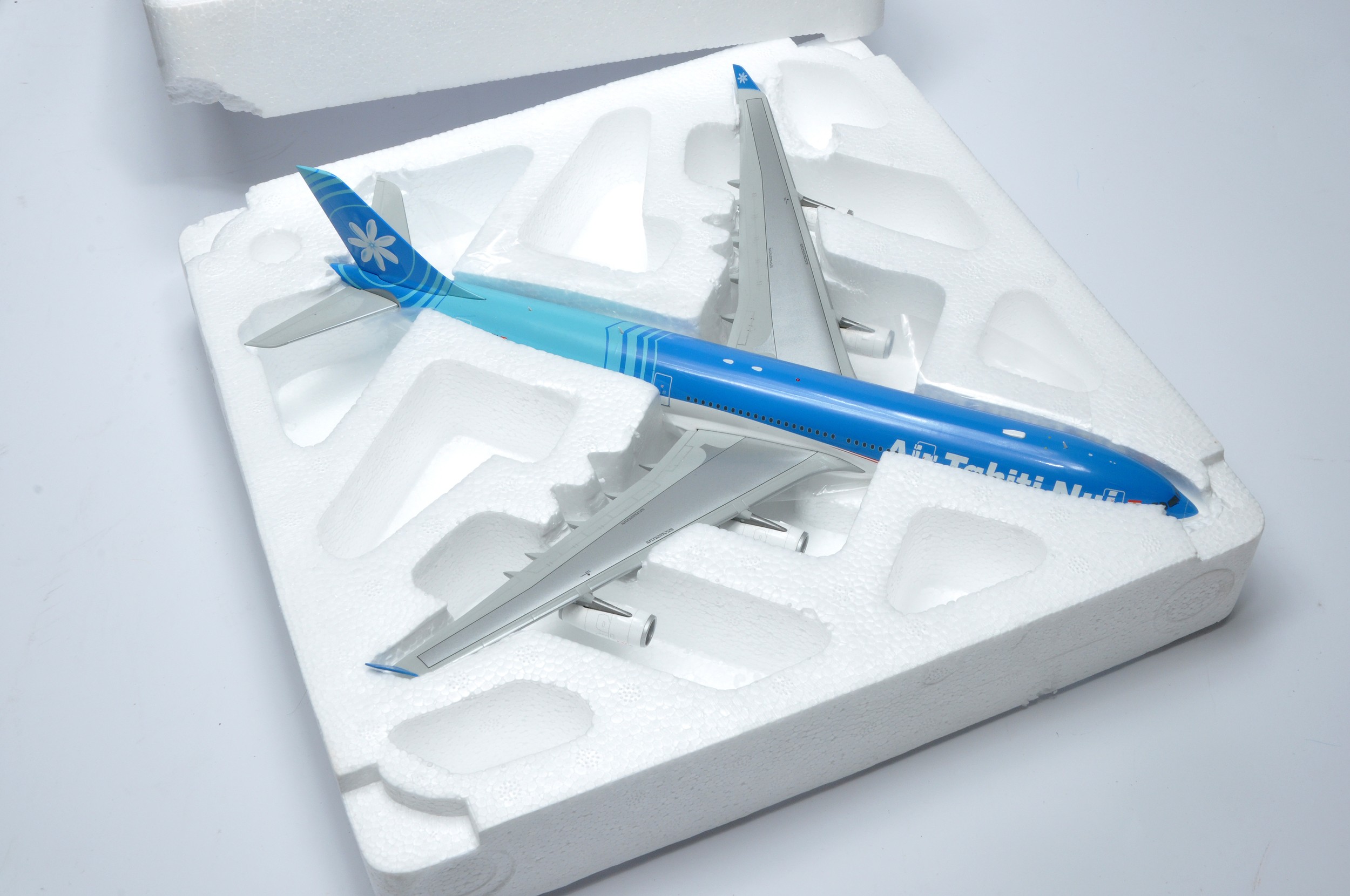 Gemini 1/200 Diecast Model Aircraft Issue comprising No. G2THT376 Airbus A340-300 Air Tahiti. - Bild 2 aus 2