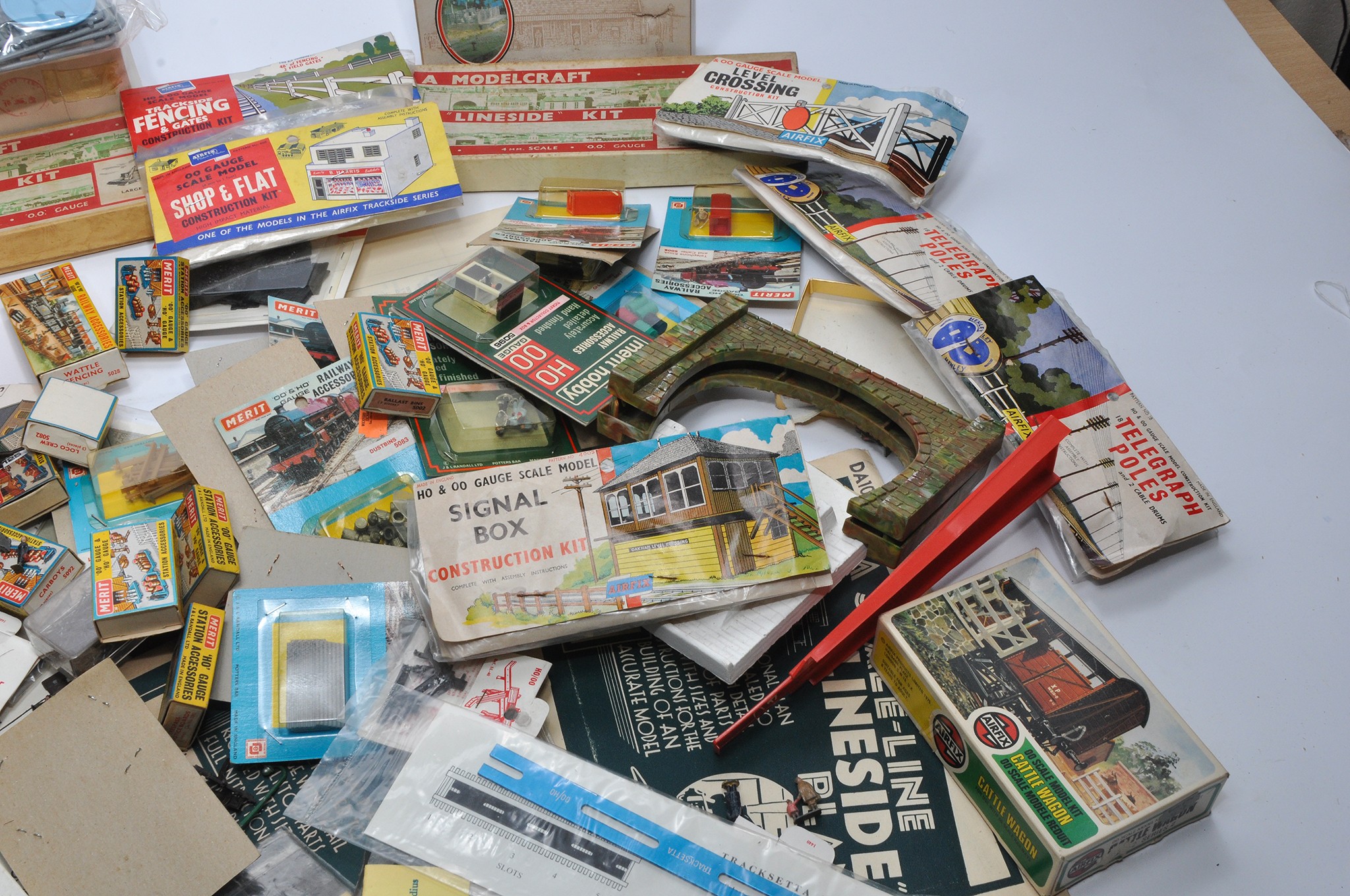 A most impressive selection of Model Railway accessories, to include vintage Airfix bagged kits - Bild 5 aus 6