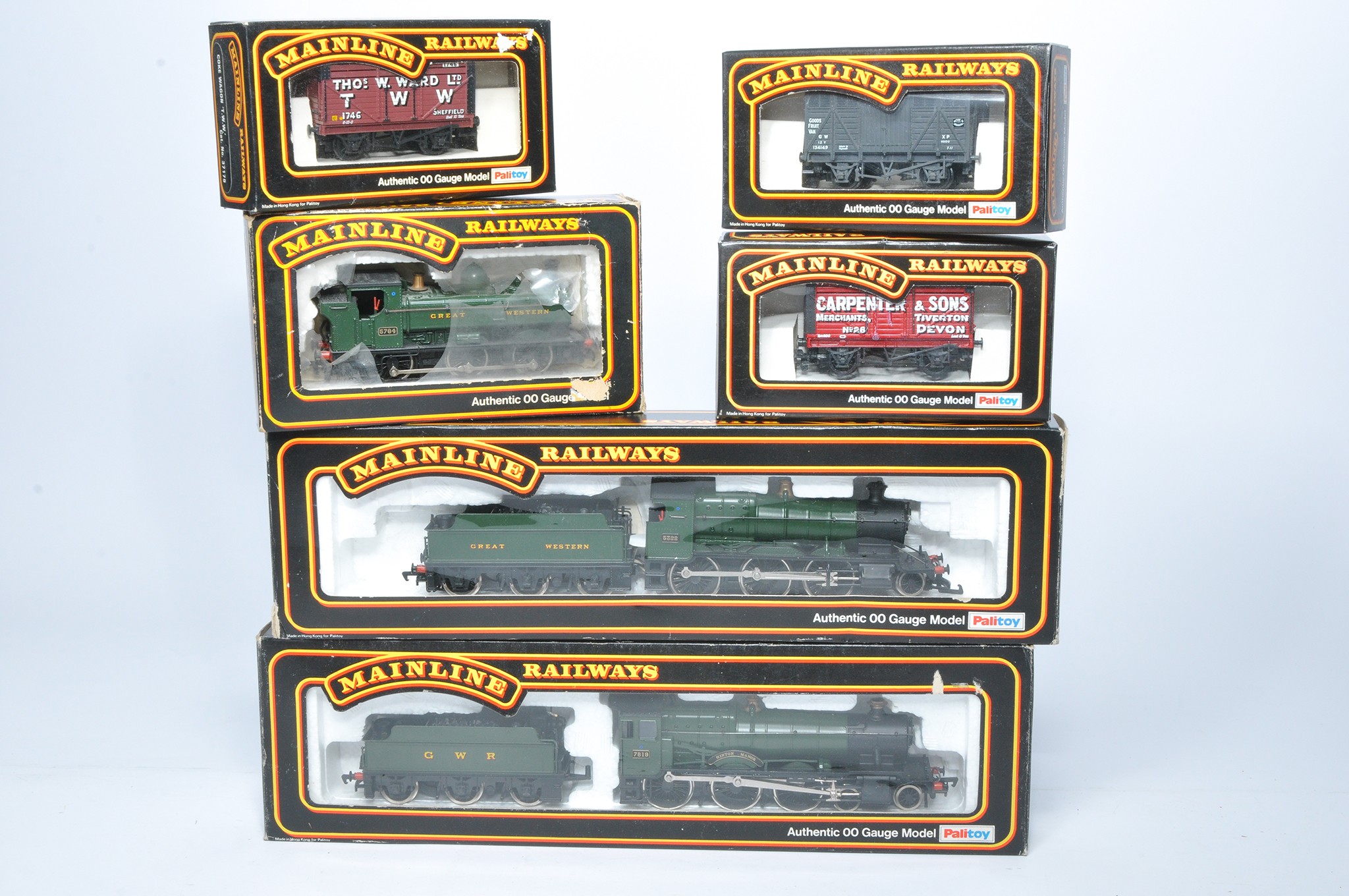 Model Railway comprising Mainline locomotive issues and rolling stock as shown.